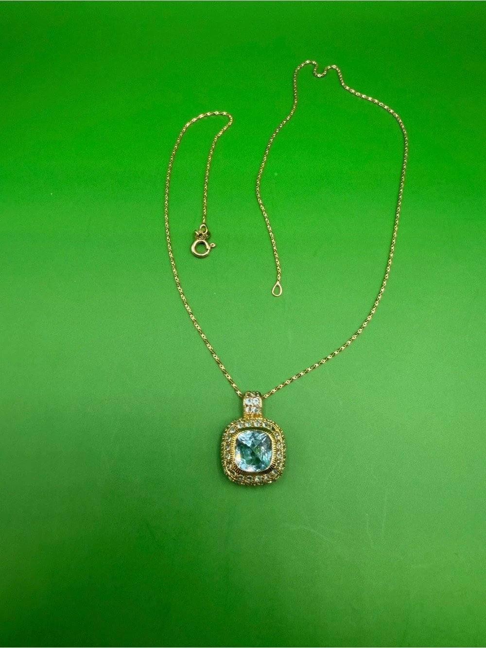 925 Sterling Silver Sky Blue Topaz Pendant & 18” Chain.